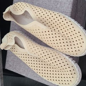 Scalloped Pattern Cream Shoes